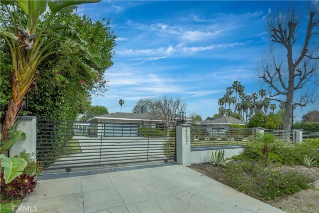 22637 Erwin Street, Woodland Hills, CA 91367