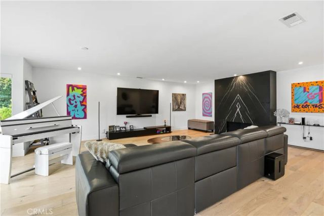 22637 Erwin Street, Woodland Hills, CA 91367