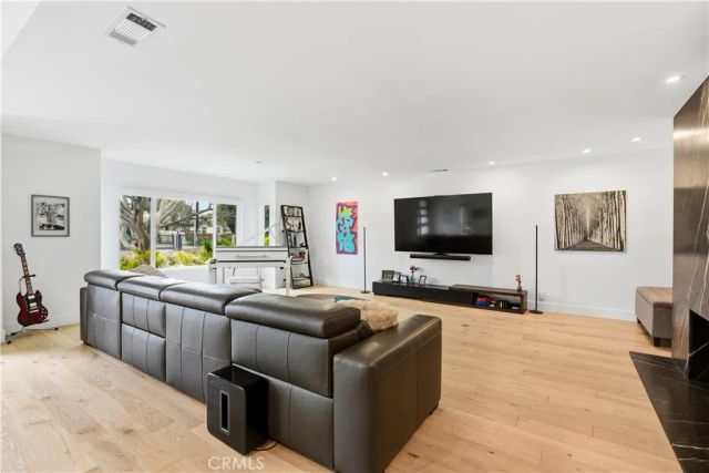 22637 Erwin Street, Woodland Hills, CA 91367