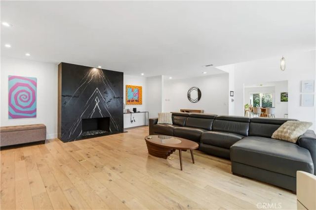 22637 Erwin Street, Woodland Hills, CA 91367