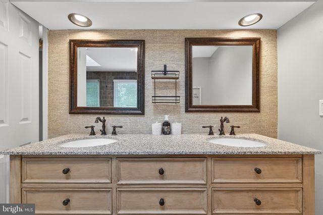 15490 WATERS CREEK DR, Centreville, VA 20120