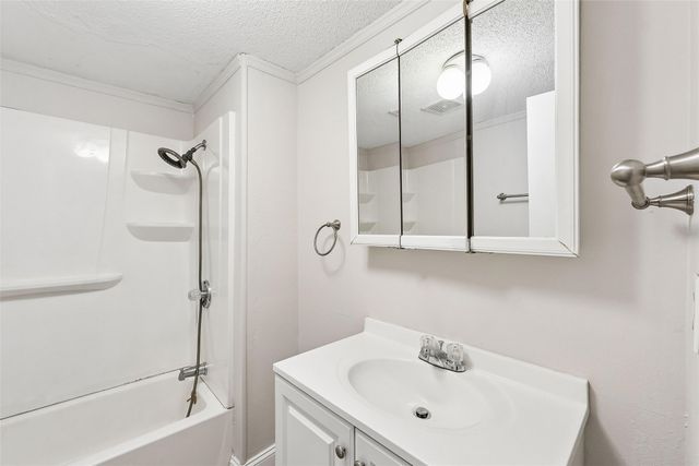 1304 Hull Avenue, Des Moines, IA 50316