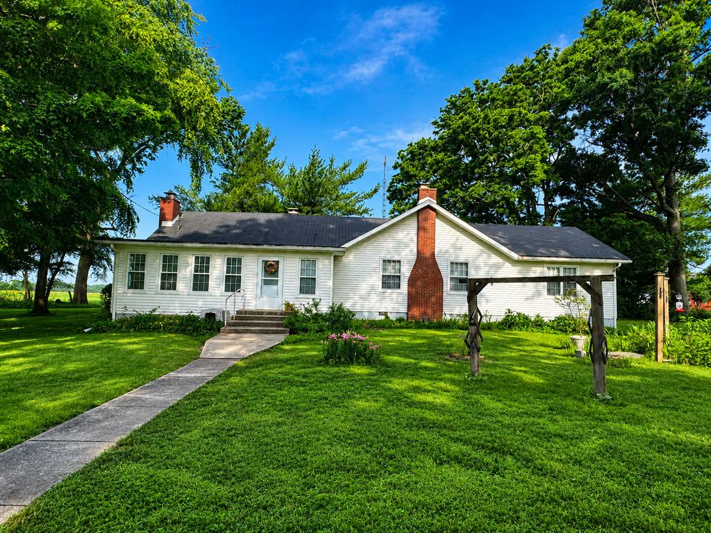 Image 1 of property listing at 27712 W 17th Street Road, Centralia, IL 62801
