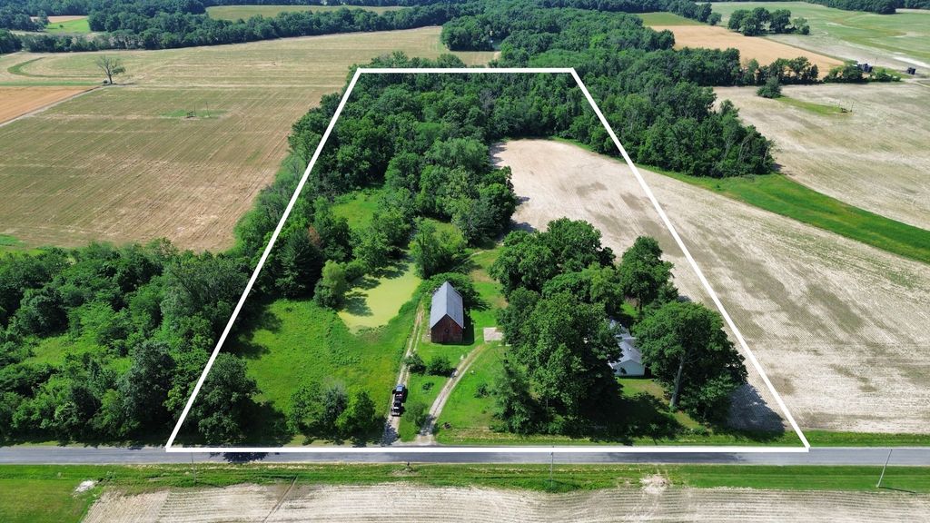 Image 2 of property listing at 27712 W 17th Street Road, Centralia, IL 62801