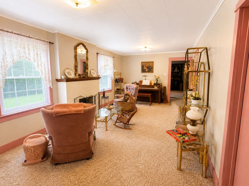Image 12 of property listing at 27712 W 17th Street Road, Centralia, IL 62801