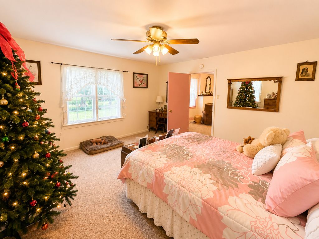Image 16 of property listing at 27712 W 17th Street Road, Centralia, IL 62801