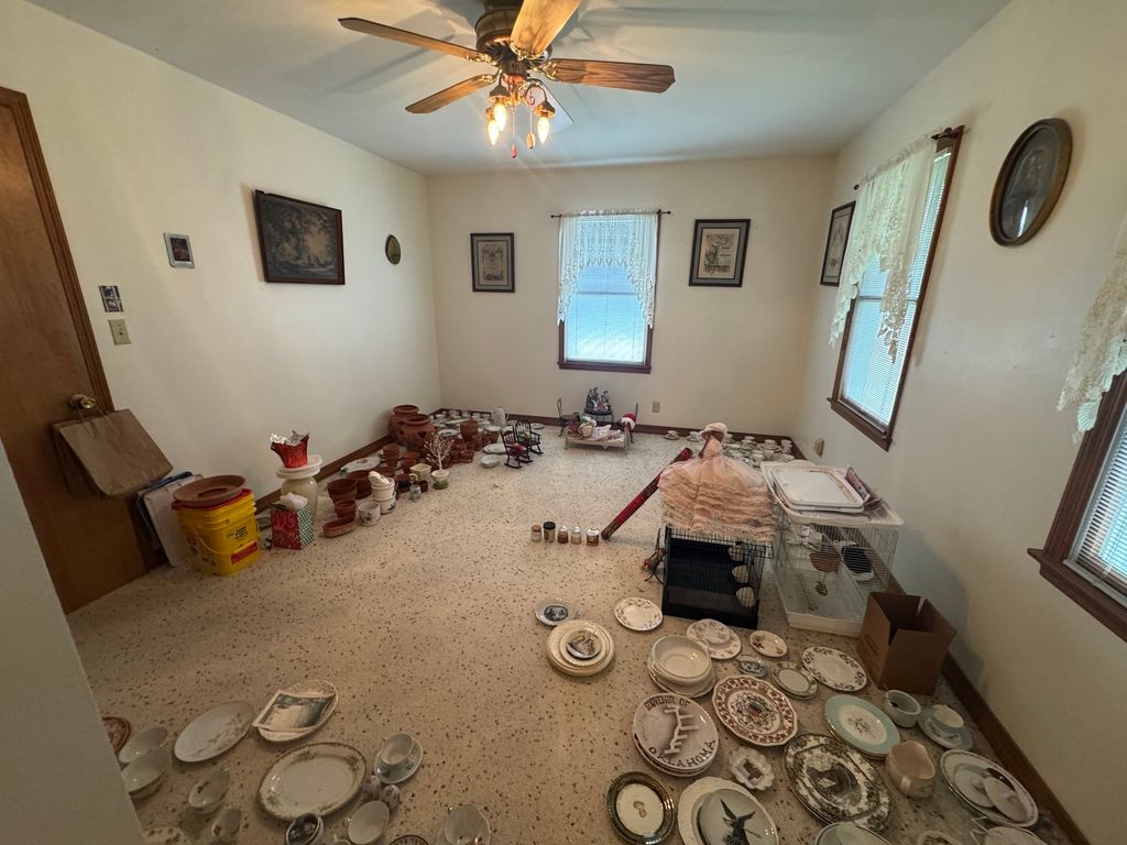 Image 20 of property listing at 27712 W 17th Street Road, Centralia, IL 62801