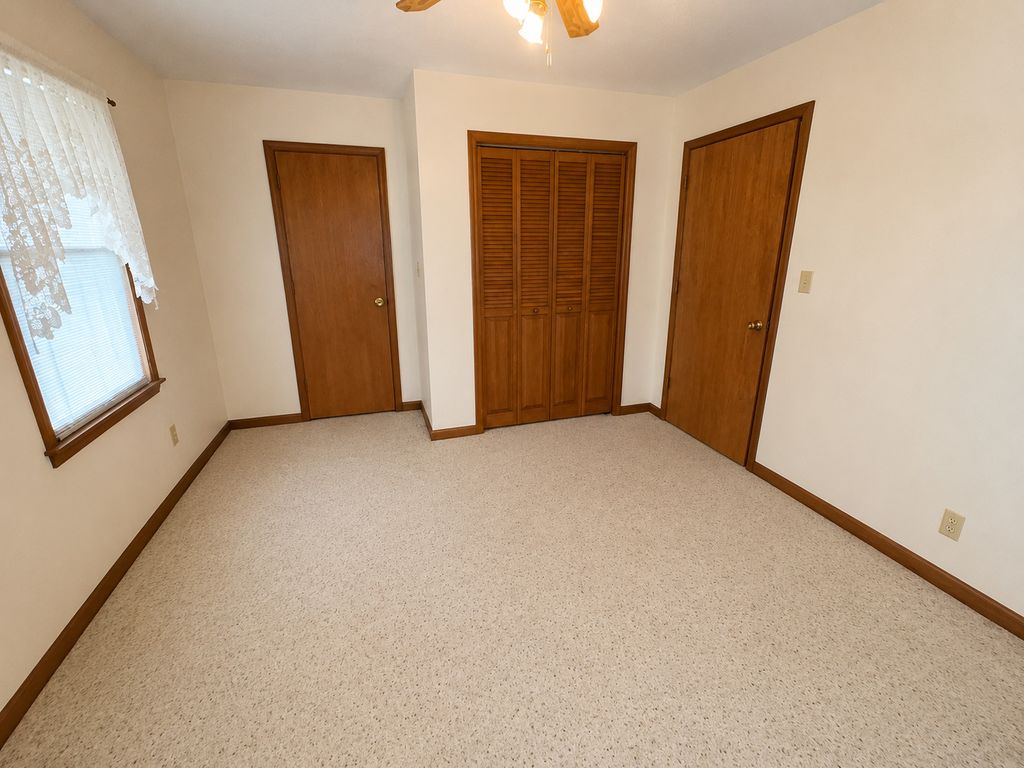 Image 23 of property listing at 27712 W 17th Street Road, Centralia, IL 62801
