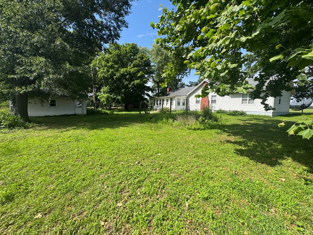 Image 28 of property listing at 27712 W 17th Street Road, Centralia, IL 62801