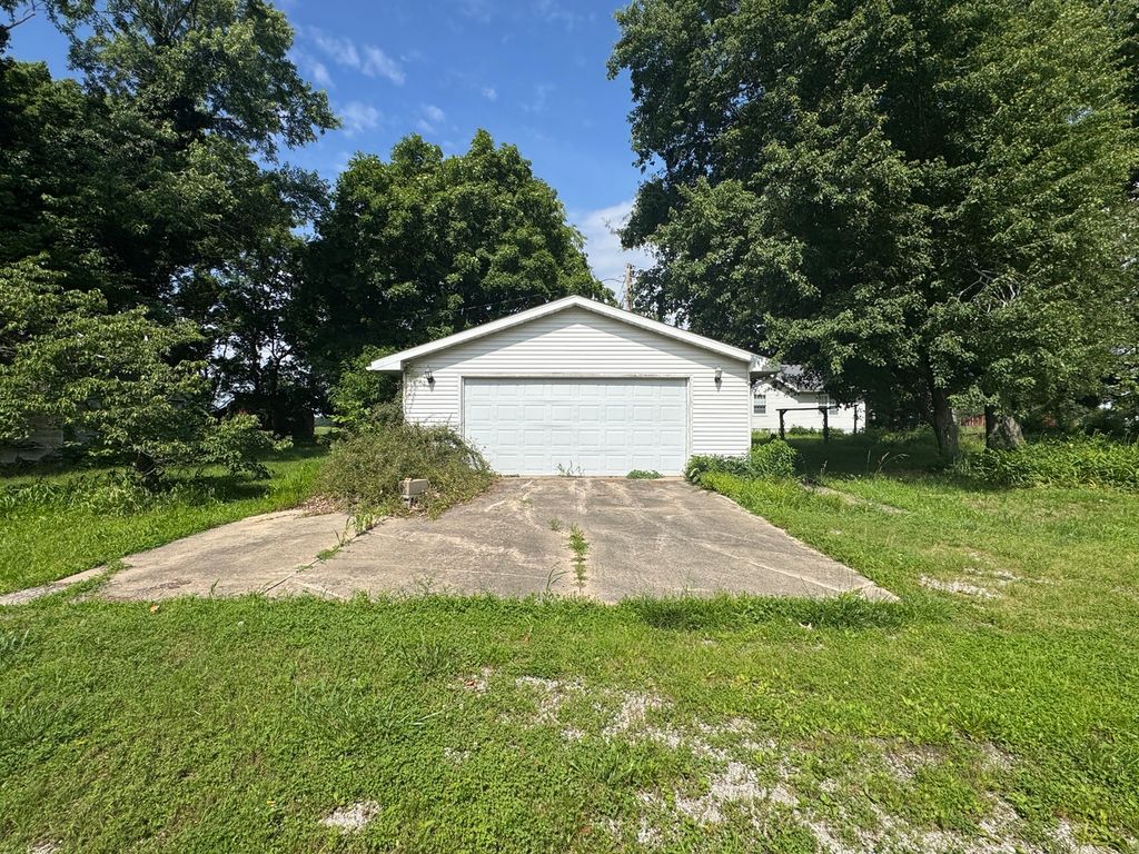 Image 29 of property listing at 27712 W 17th Street Road, Centralia, IL 62801