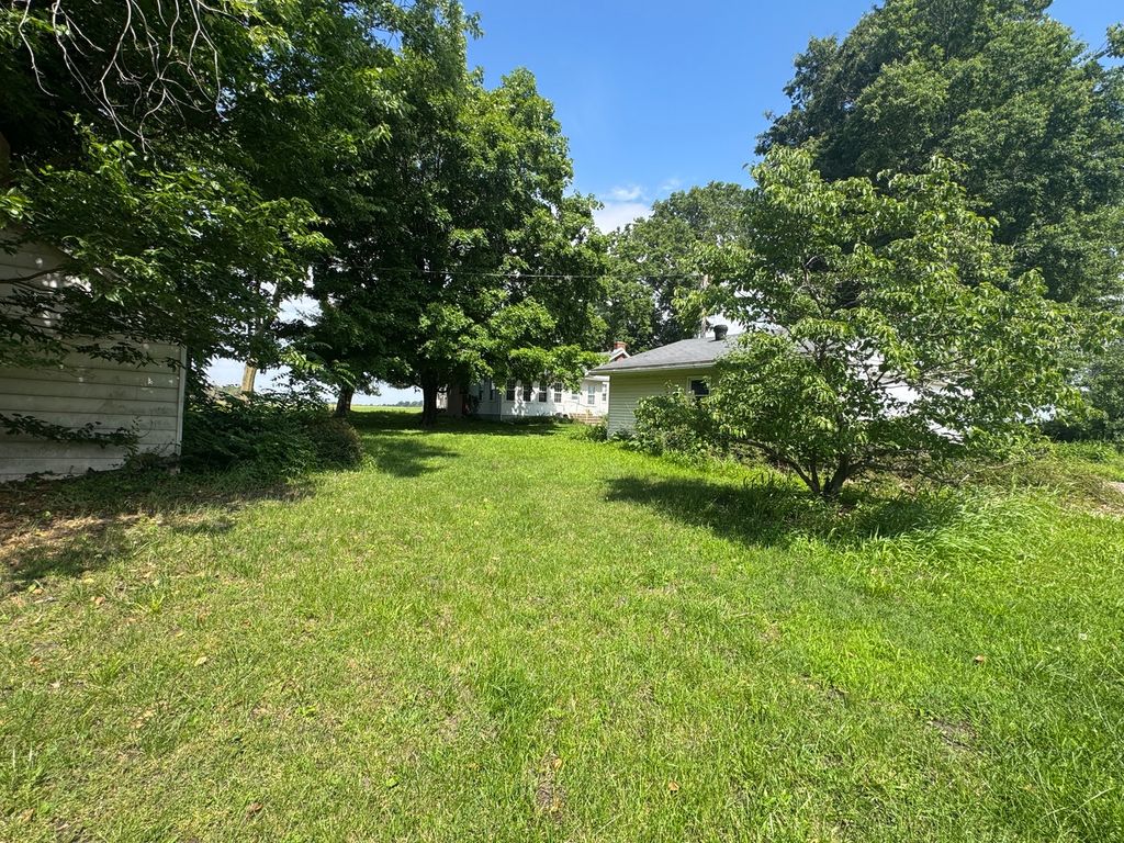 Image 30 of property listing at 27712 W 17th Street Road, Centralia, IL 62801