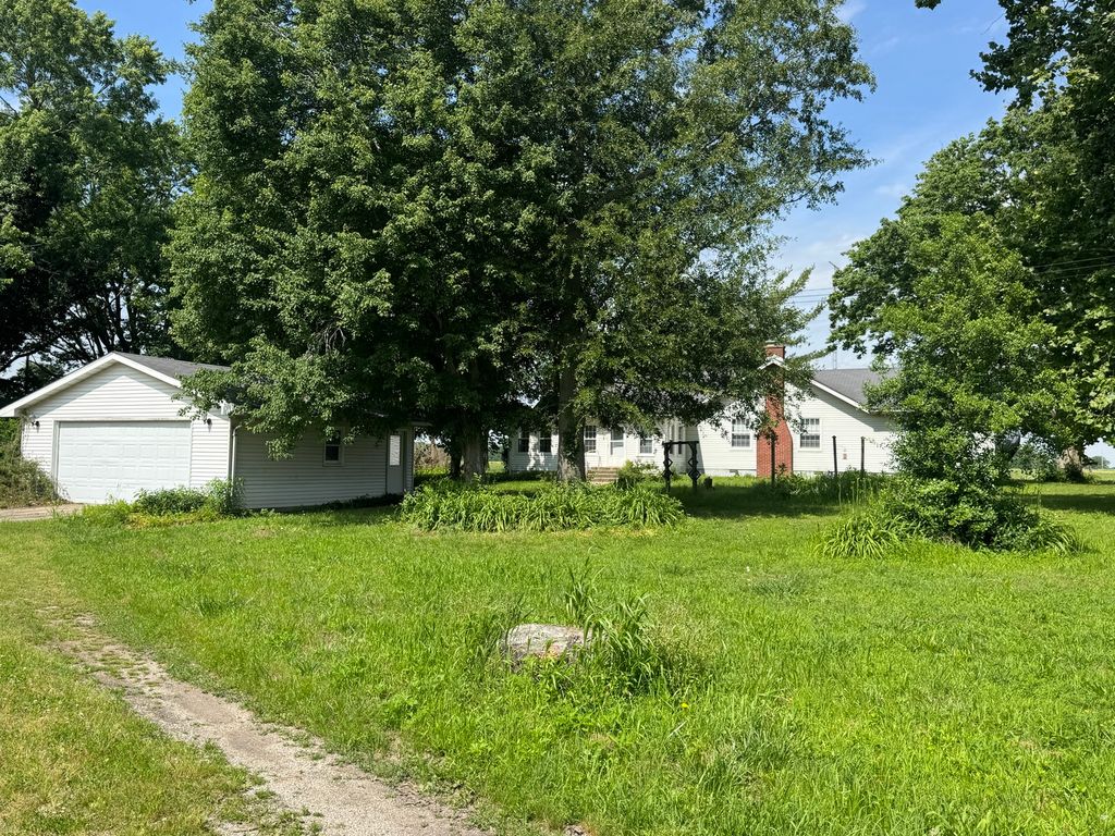 Image 31 of property listing at 27712 W 17th Street Road, Centralia, IL 62801