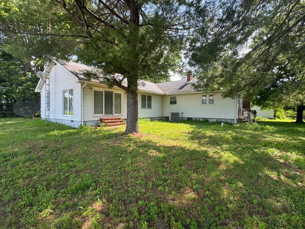 Image 32 of property listing at 27712 W 17th Street Road, Centralia, IL 62801