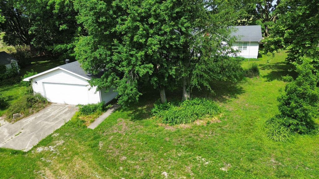 Image 33 of property listing at 27712 W 17th Street Road, Centralia, IL 62801