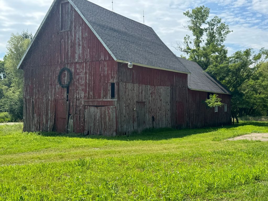 Image 34 of property listing at 27712 W 17th Street Road, Centralia, IL 62801