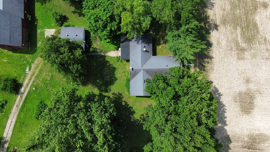 Image 36 of property listing at 27712 W 17th Street Road, Centralia, IL 62801