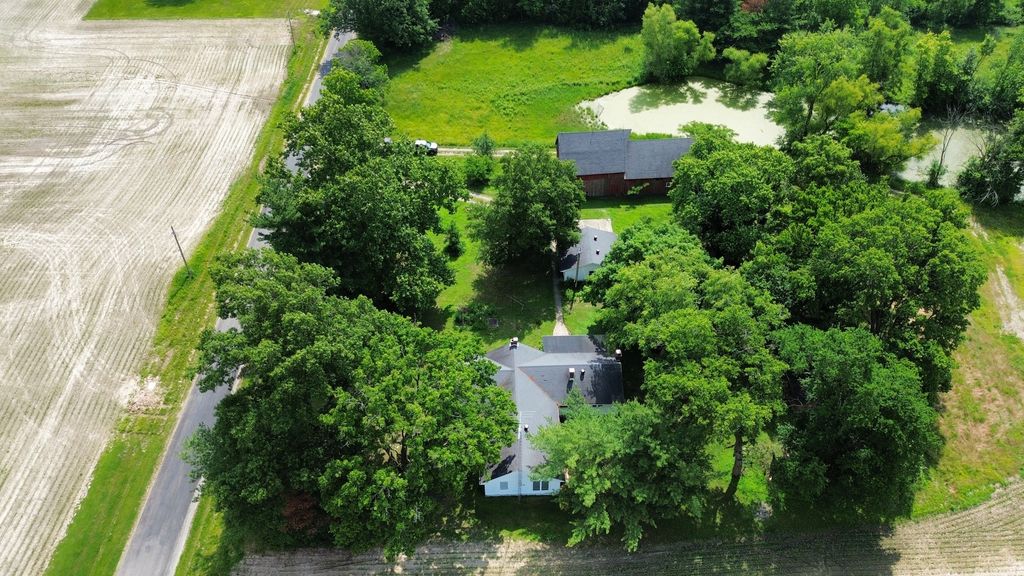 Image 37 of property listing at 27712 W 17th Street Road, Centralia, IL 62801