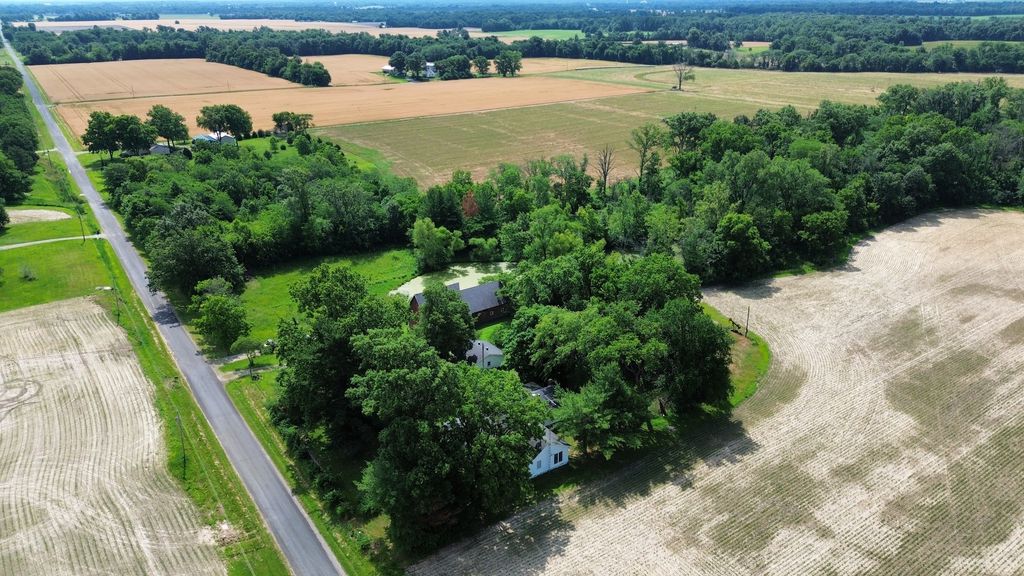 Image 38 of property listing at 27712 W 17th Street Road, Centralia, IL 62801