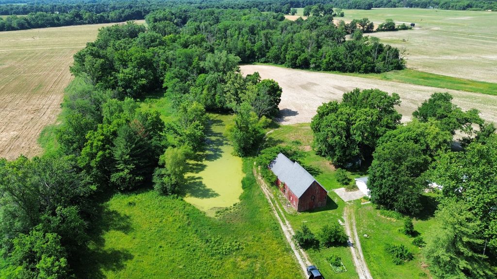 Image 40 of property listing at 27712 W 17th Street Road, Centralia, IL 62801