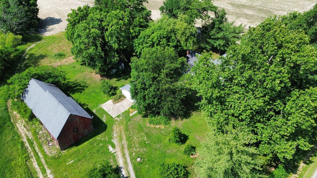 Image 43 of property listing at 27712 W 17th Street Road, Centralia, IL 62801