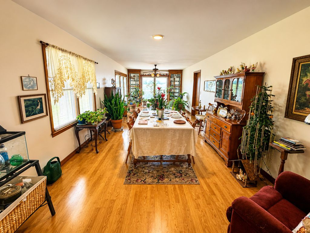Image 8 of property listing at 27712 W 17th Street Road, Centralia, IL 62801