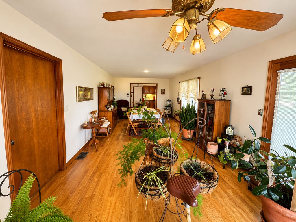 Image 9 of property listing at 27712 W 17th Street Road, Centralia, IL 62801