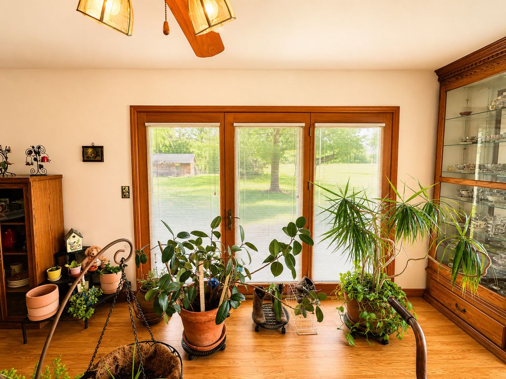 Image 10 of property listing at 27712 W 17th Street Road, Centralia, IL 62801