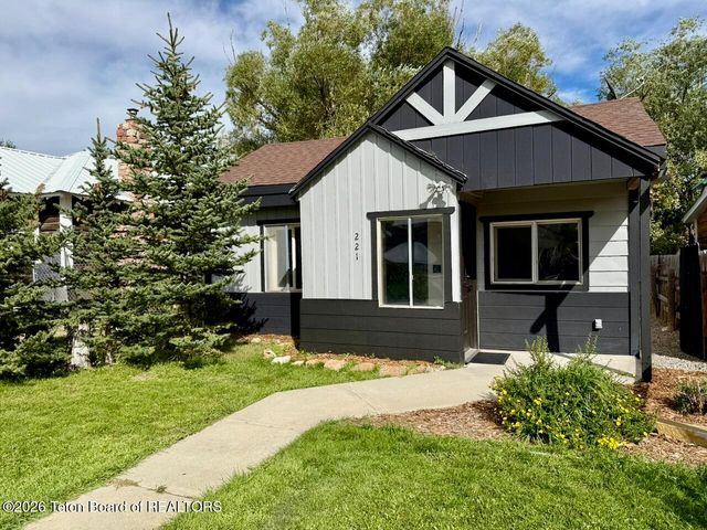 221 S MAYBELL Avenue, Pinedale, WY 82941 property photo