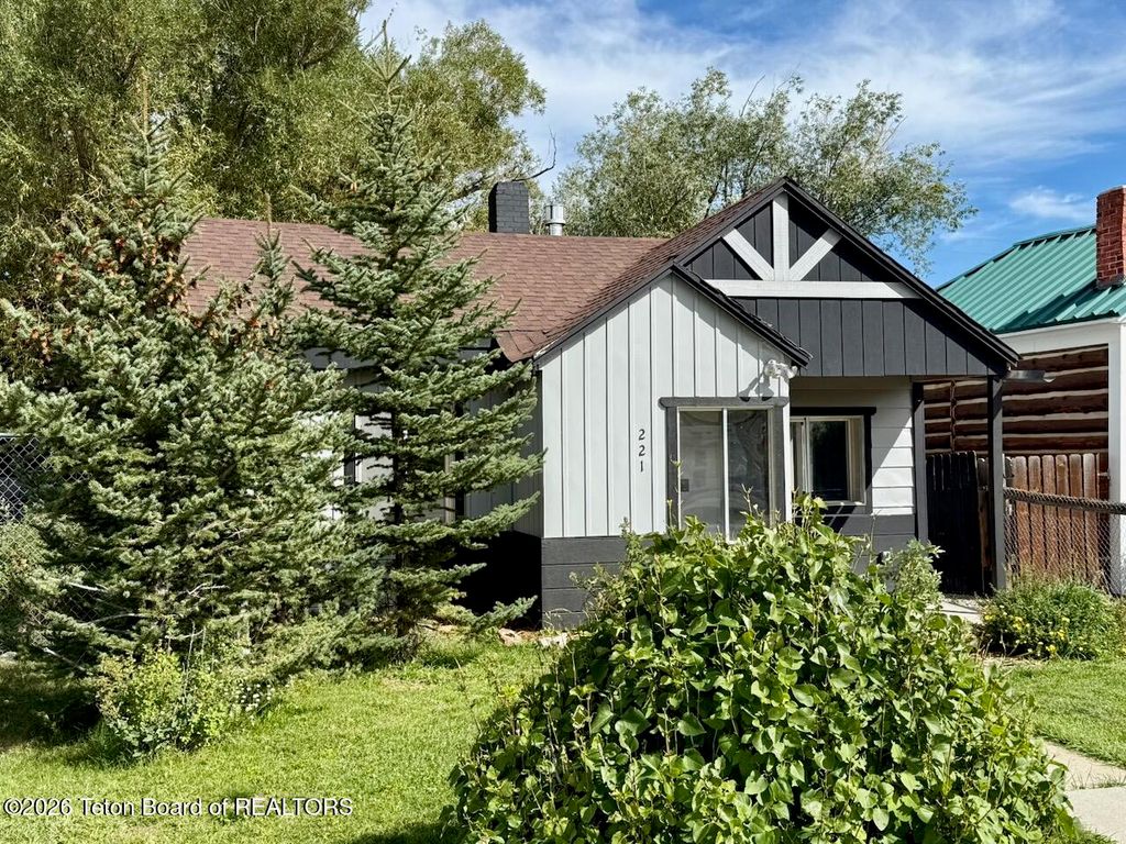 221 S MAYBELL Avenue, Pinedale, WY 82941 photo 2