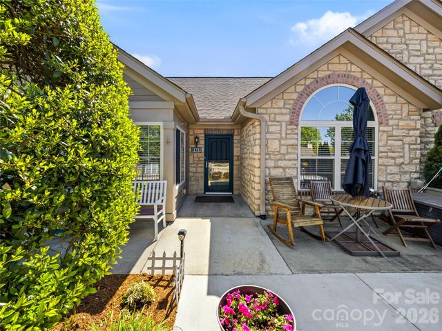 174 Summerfield Place, Flat Rock, NC 28731
