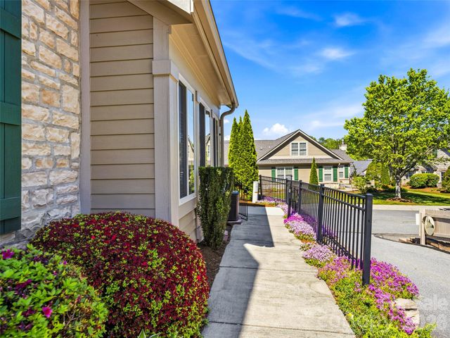 174 Summerfield Place, Flat Rock, NC 28731