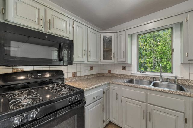 1 Muddy Pond Road, Kensington, NH 03833