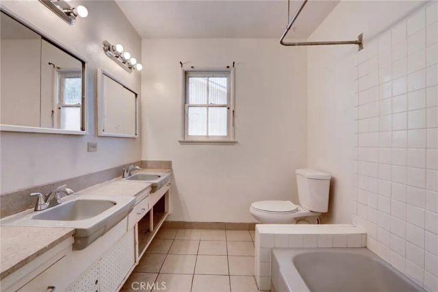 8137 Variel, Canoga Park, CA 91304