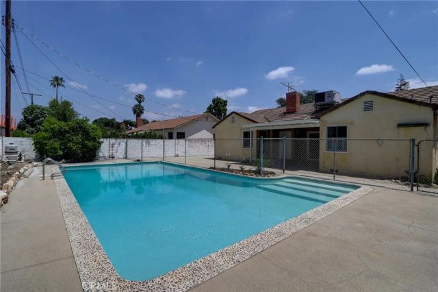 8137 Variel, Canoga Park, CA 91304