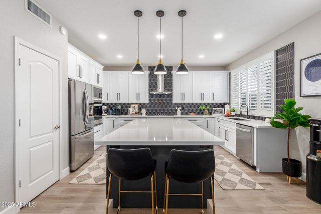 6430 W HACKAMORE Drive, Phoenix, AZ 85083