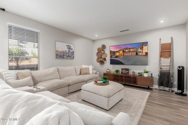 6430 W HACKAMORE Drive, Phoenix, AZ 85083