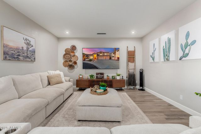 6430 W HACKAMORE Drive, Phoenix, AZ 85083