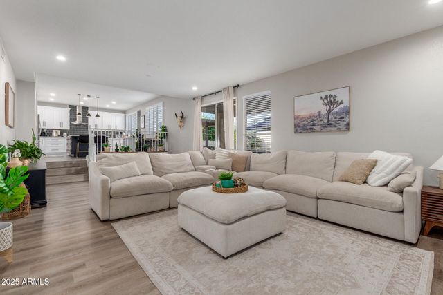 6430 W HACKAMORE Drive, Phoenix, AZ 85083