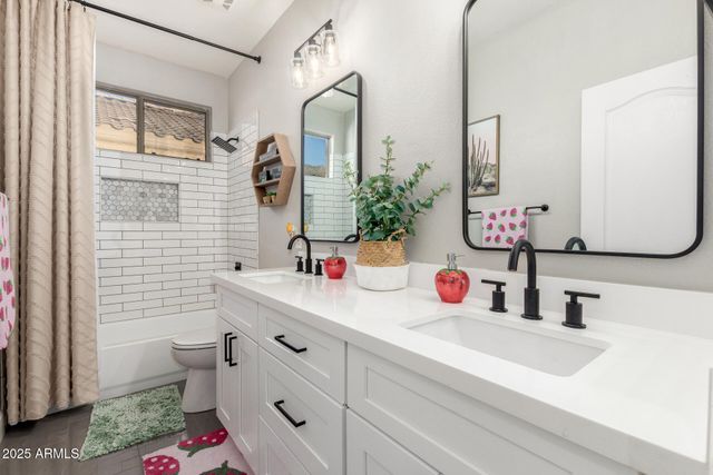 6430 W HACKAMORE Drive, Phoenix, AZ 85083