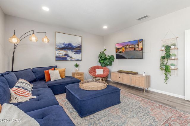 6430 W HACKAMORE Drive, Phoenix, AZ 85083