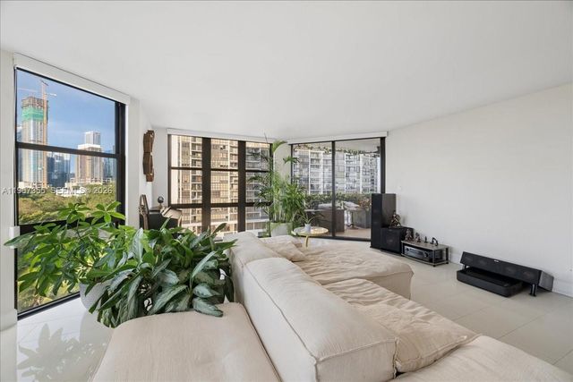 1915 Brickell Ave 801, Miami, FL 33129