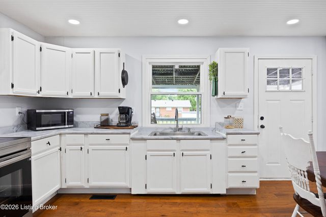 10804 Golden Dr, Louisville, KY 40272