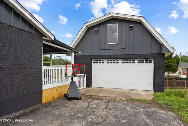 10804 Golden Dr, Louisville, KY 40272