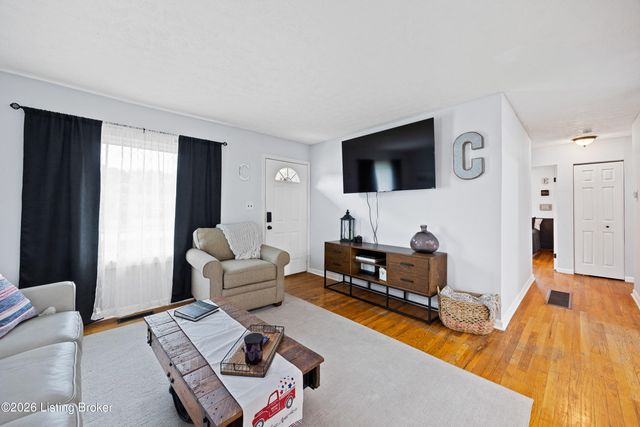 10804 Golden Dr, Louisville, KY 40272