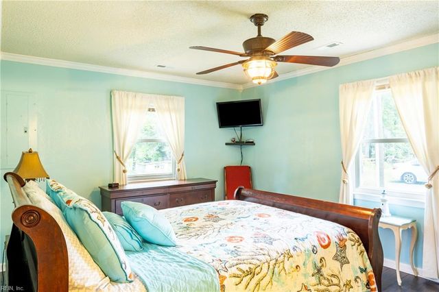70 Oak DR, Hartfield, VA 23071