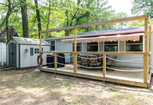 70 Oak DR, Hartfield, VA 23071