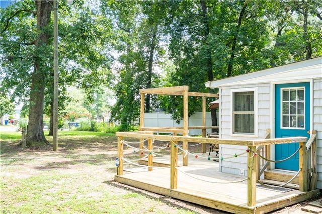 70 Oak DR, Hartfield, VA 23071