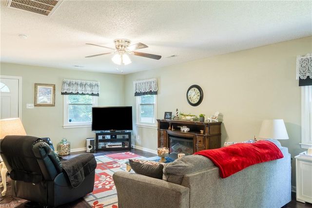 70 Oak DR, Hartfield, VA 23071