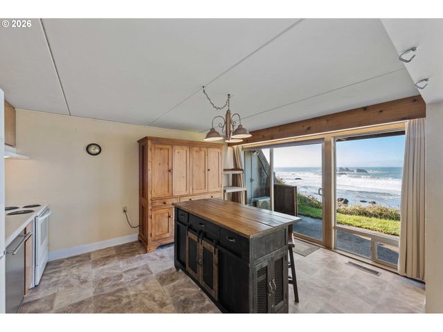 1400 BEACH LOOP Dr Sw, Bandon, OR 97411