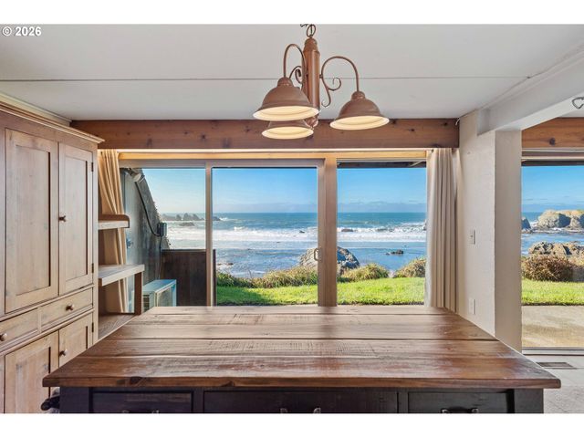 1400 BEACH LOOP Dr Sw, Bandon, OR 97411